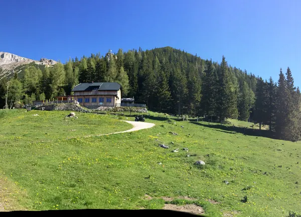 Wiese mit Waxriegelhaus