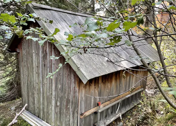 Wetterschutzhütte von der Seite