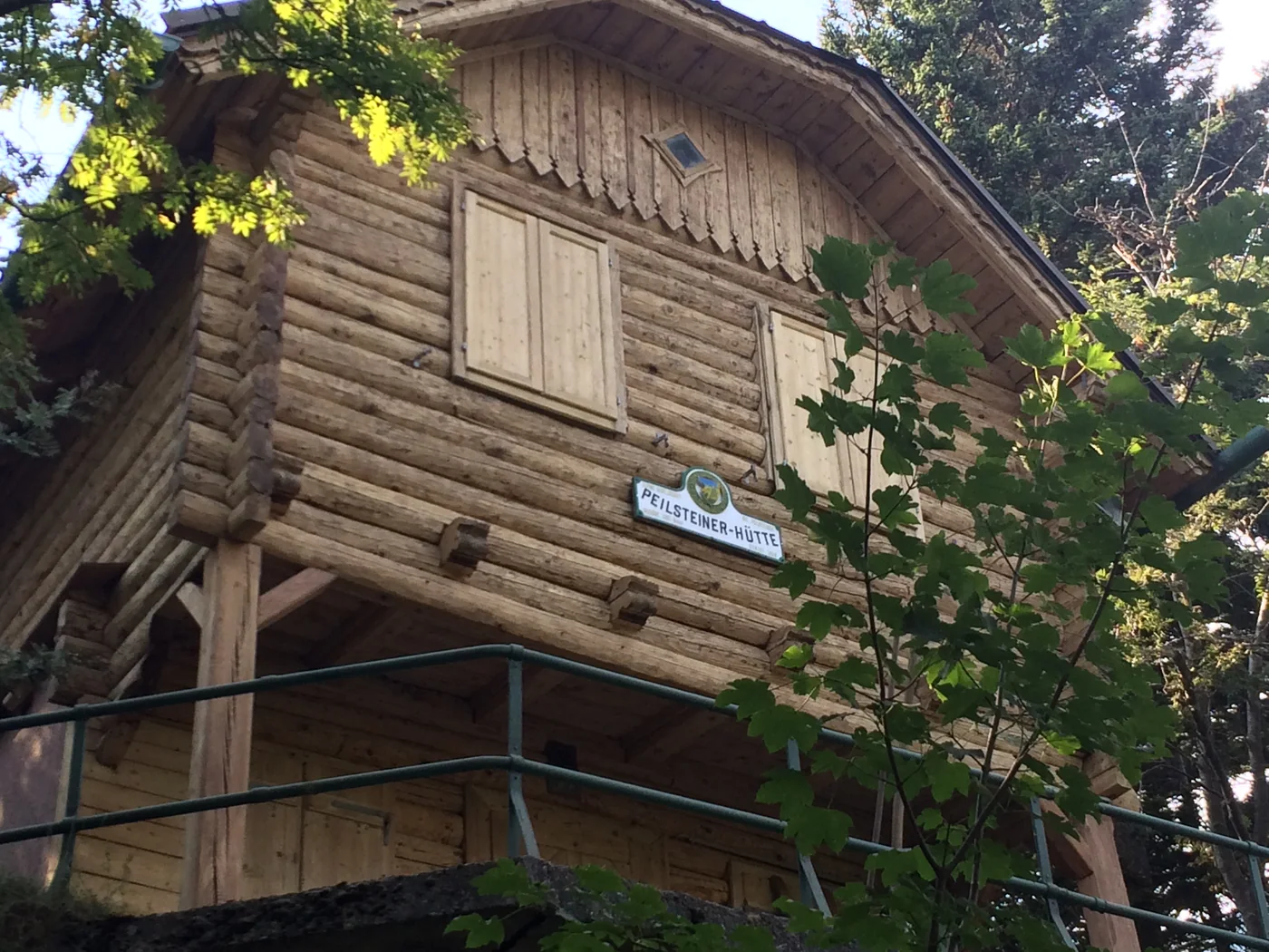 Blockwand der Peilsteiner-Hütte mit Hüttenschild